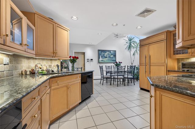 37 Shelter Lane, Roslyn Heights, NY 11577