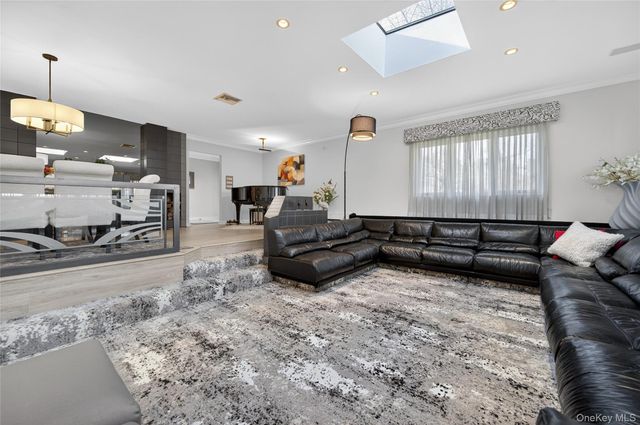 37 Shelter Lane, Roslyn Heights, NY 11577