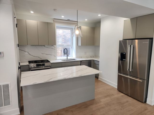 2202 W Race Avenue 2E, Chicago, IL 60612