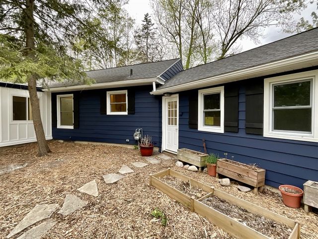 2737 Meadowvale Drive, Grand Rapids, MI 49506