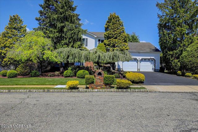 17 Bingham Drive, Marlboro, NJ 07746