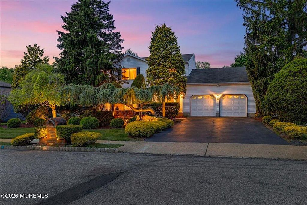 17 Bingham Drive, Marlboro, NJ 07746