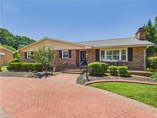 2554 Greenwich Road, Winston-salem, NC 27104