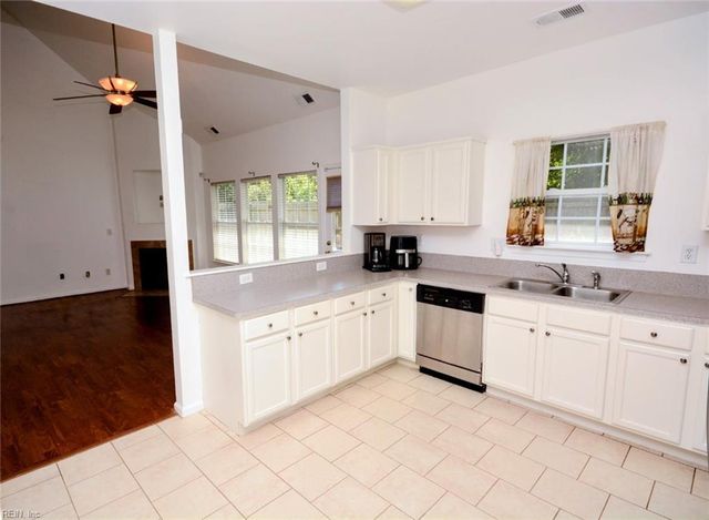 4044 River Breeze CIR, Chesapeake, VA 23321