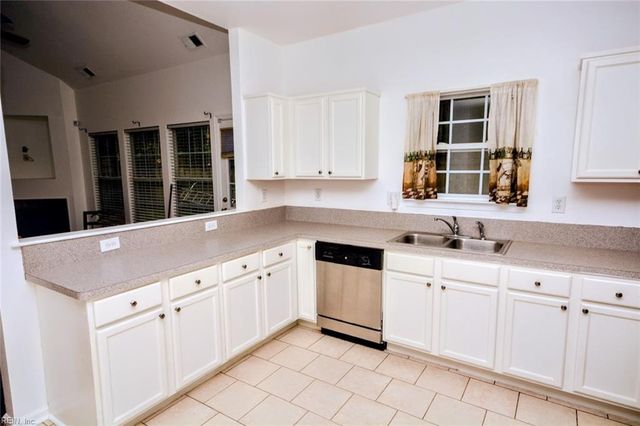 4044 River Breeze CIR, Chesapeake, VA 23321