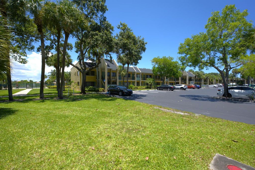 1509 Meadows Circle W, Boynton Beach, FL 33436