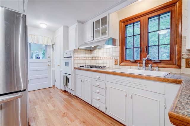 202 Nob Hl, Irondequoit, NY 14617