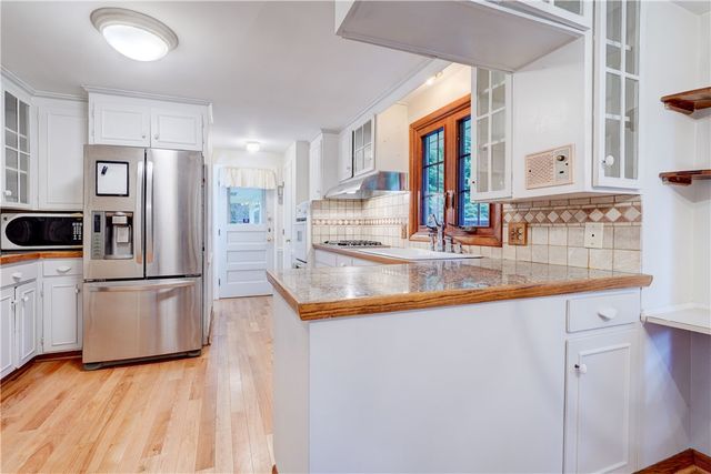 202 Nob Hl, Irondequoit, NY 14617