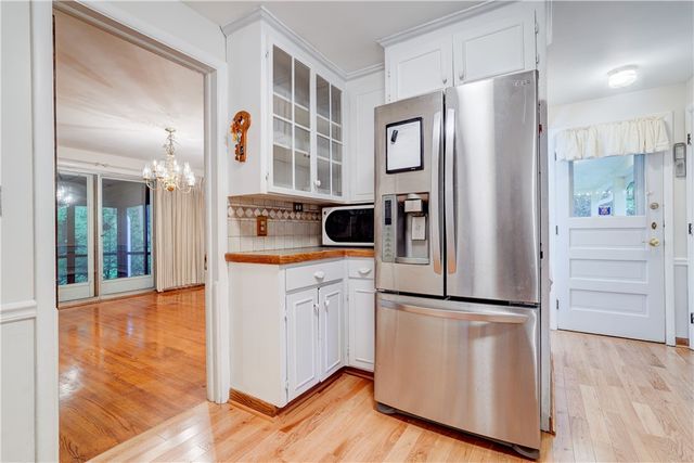 202 Nob Hl, Irondequoit, NY 14617