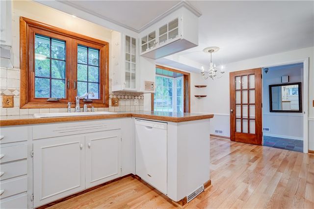 202 Nob Hl, Irondequoit, NY 14617