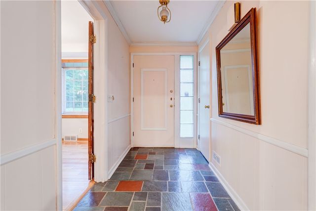 202 Nob Hl, Irondequoit, NY 14617
