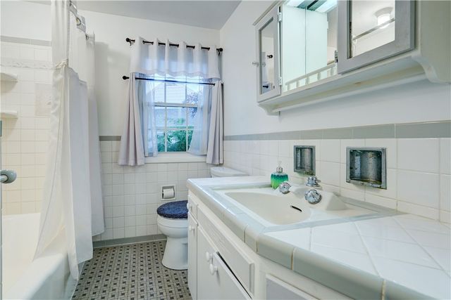 202 Nob Hl, Irondequoit, NY 14617