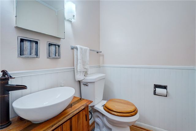 202 Nob Hl, Irondequoit, NY 14617