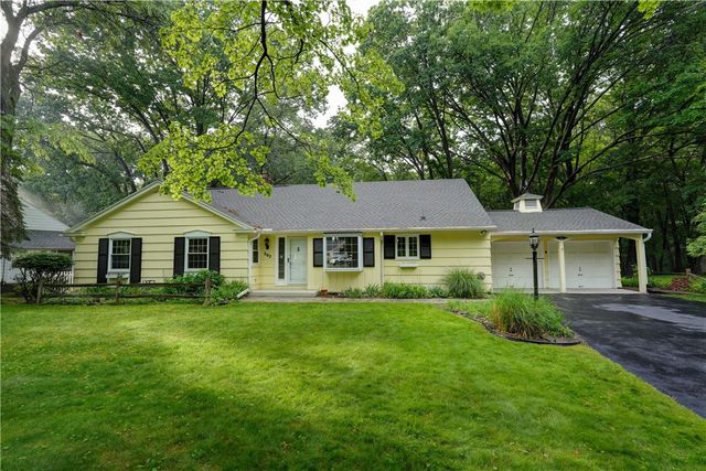 202 Nob Hl, Irondequoit, NY 14617