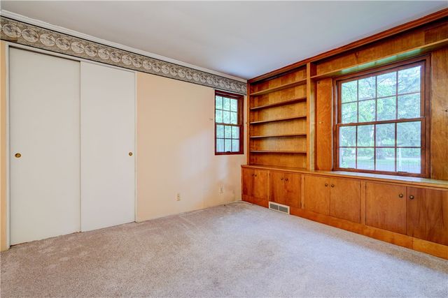 202 Nob Hl, Irondequoit, NY 14617