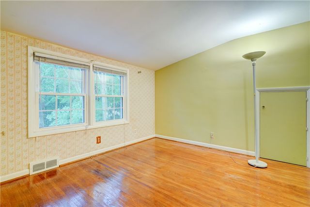 202 Nob Hl, Irondequoit, NY 14617