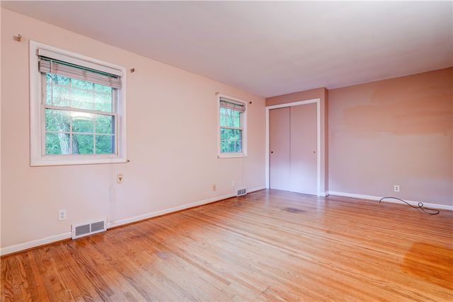 202 Nob Hl, Irondequoit, NY 14617