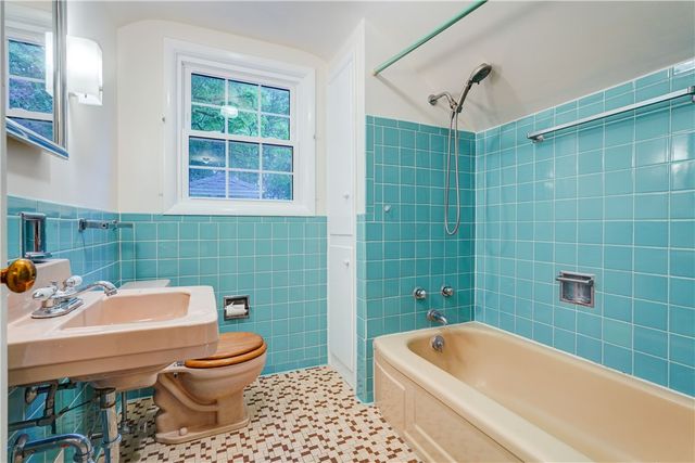 202 Nob Hl, Irondequoit, NY 14617
