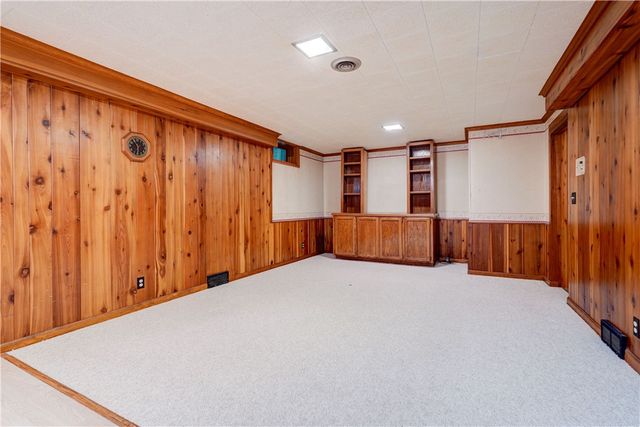 202 Nob Hl, Irondequoit, NY 14617