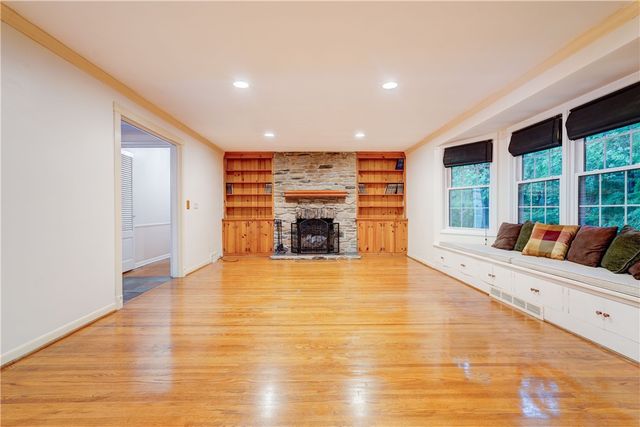 202 Nob Hl, Irondequoit, NY 14617