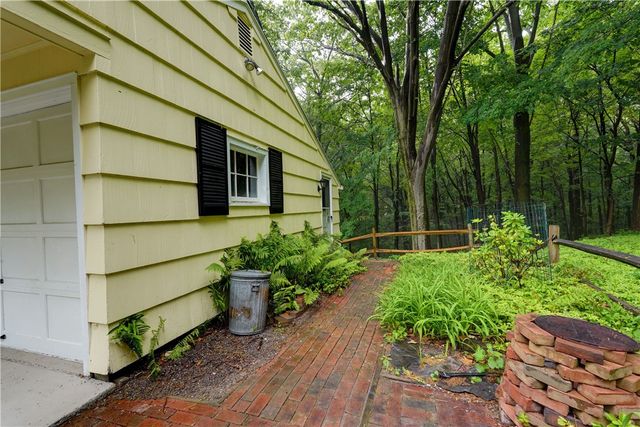 202 Nob Hl, Irondequoit, NY 14617