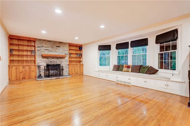 202 Nob Hl, Irondequoit, NY 14617