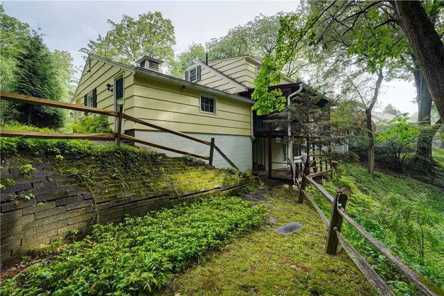 202 Nob Hl, Irondequoit, NY 14617