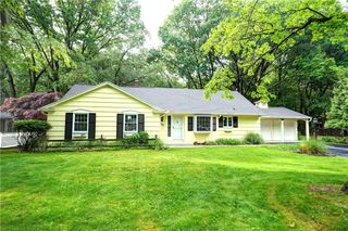 202 Nob Hl, Irondequoit, NY 14617