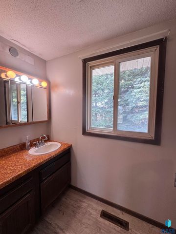 46535 280th St Street, Lennox, SD 57039