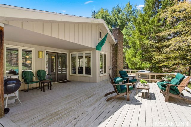7135 Lakeshore Avenue, West Olive, MI 49460
