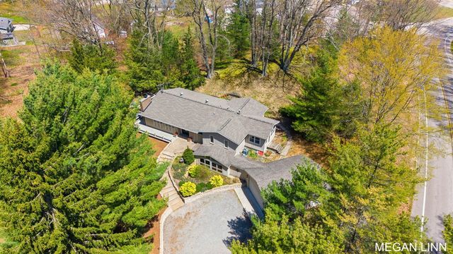 7135 Lakeshore Avenue, West Olive, MI 49460