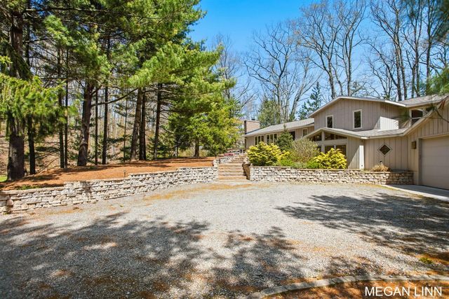 7135 Lakeshore Avenue, West Olive, MI 49460