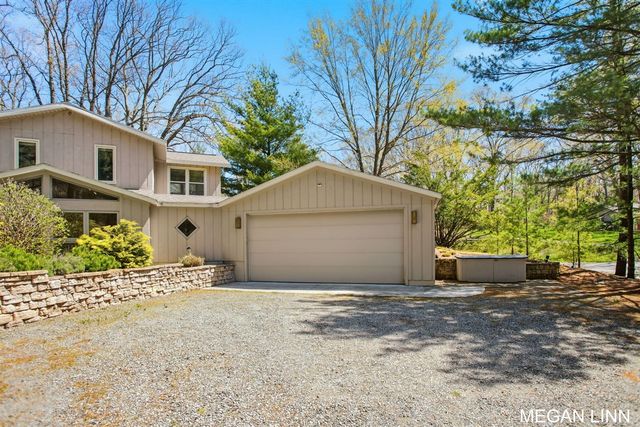 7135 Lakeshore Avenue, West Olive, MI 49460