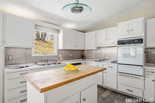 7135 Lakeshore Avenue, West Olive, MI 49460
