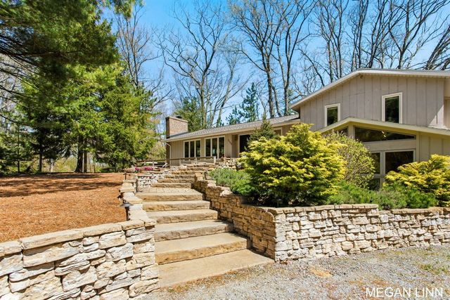 7135 Lakeshore Avenue, West Olive, MI 49460