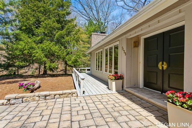 7135 Lakeshore Avenue, West Olive, MI 49460