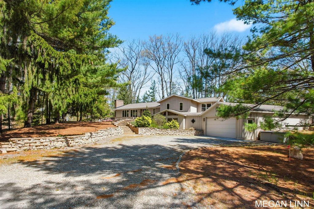 7135 Lakeshore Avenue, West Olive, MI 49460
