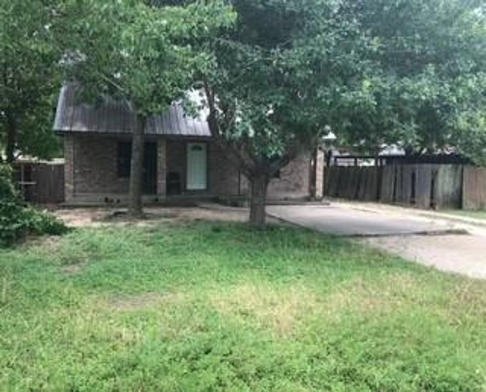 1017 W 3rd ST W, Taylor, TX 76574