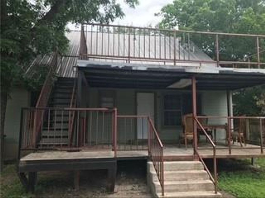 1017 W 3rd ST W, Taylor, TX 76574