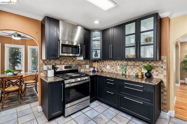 7523 Outlook Ave, Oakland, CA 94605