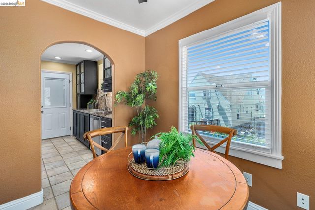 7523 Outlook Ave, Oakland, CA 94605