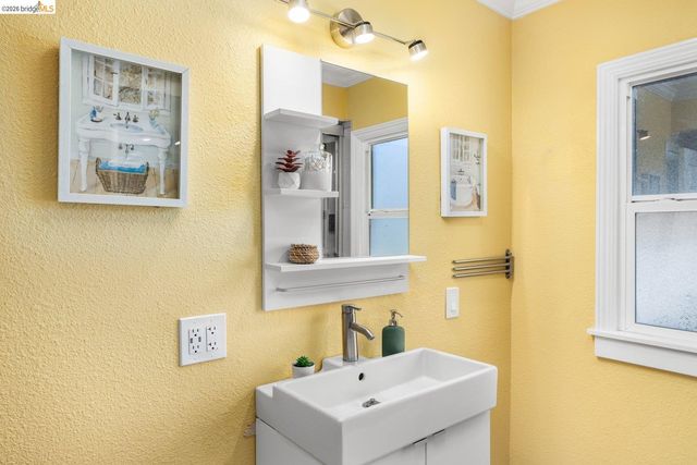 7523 Outlook Ave, Oakland, CA 94605