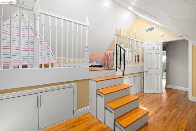 7523 Outlook Ave, Oakland, CA 94605
