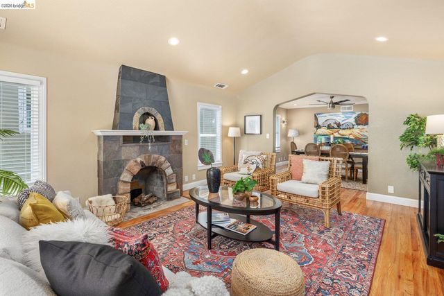 7523 Outlook Ave, Oakland, CA 94605