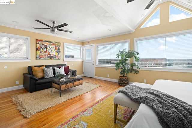 7523 Outlook Ave, Oakland, CA 94605