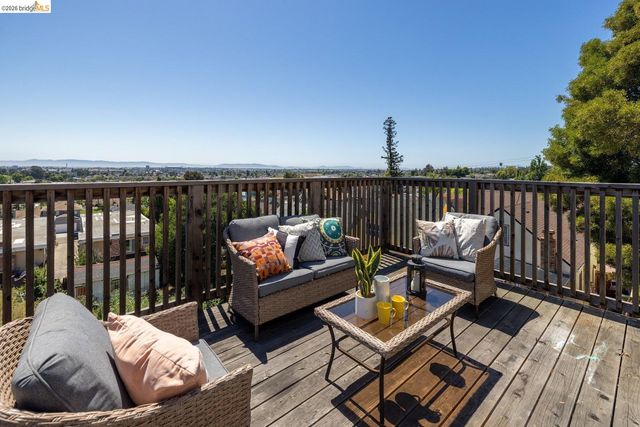 7523 Outlook Ave, Oakland, CA 94605