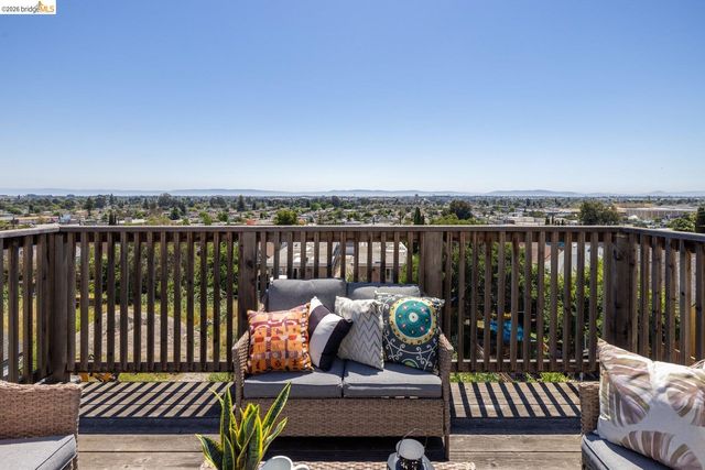 7523 Outlook Ave, Oakland, CA 94605