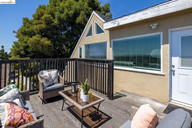 7523 Outlook Ave, Oakland, CA 94605