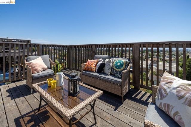 7523 Outlook Ave, Oakland, CA 94605
