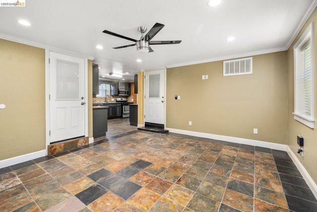 7523 Outlook Ave, Oakland, CA 94605